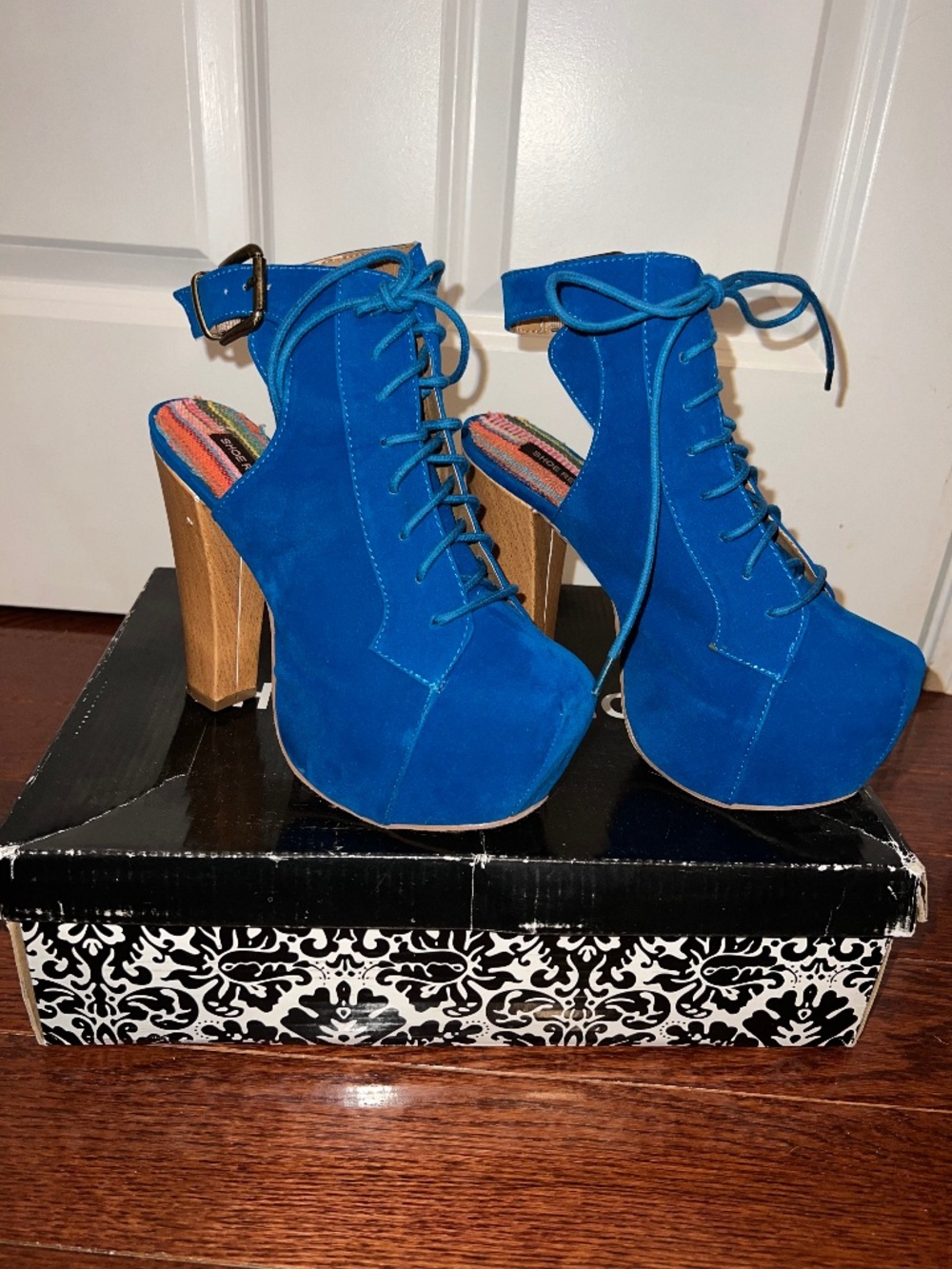 Shoe Republic LA Women’s Carolyn Teal NIB minor flaws Size 6